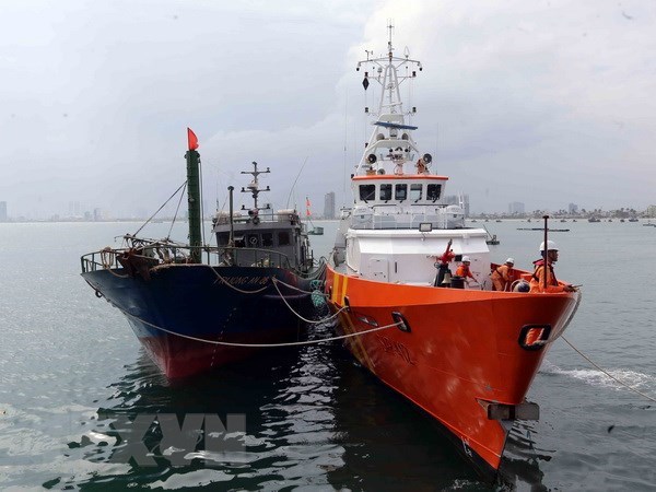 Bộ Tư lệnh Vùng Cảnh sát biển 3 cứu thành công 9 ngư dân gặp nạn - Ảnh 1