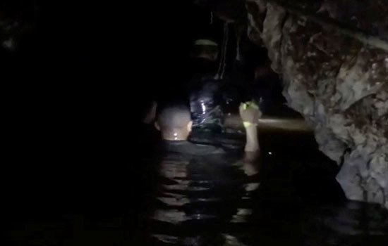 Toàn cảnh 3 ngày giải cứu đội bóng nhí Thái Lan mắc kẹt trong hang động - Ảnh 14