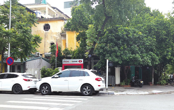 [Điểm nóng giao thông] Ô tô lấn chiếm lòng đường tại phường Nguyễn Du - Ảnh 1