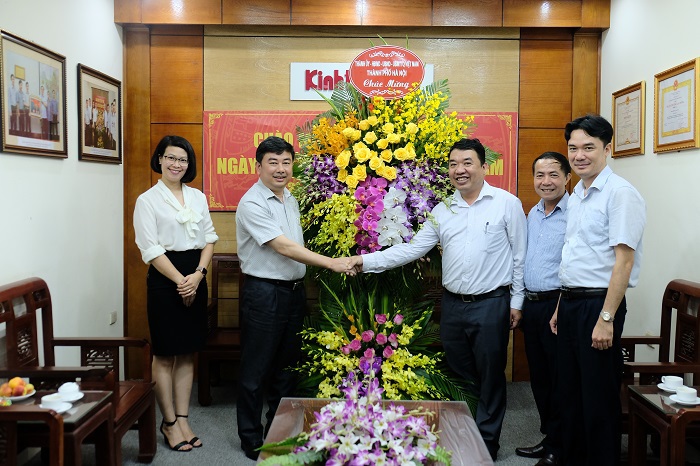Kỷ niệm 94 năm Ngày Báo chí cách mạng Việt Nam: Những lẵng hoa tươi thắm gửi tới báo Kinh tế & Đô thị - Ảnh 1