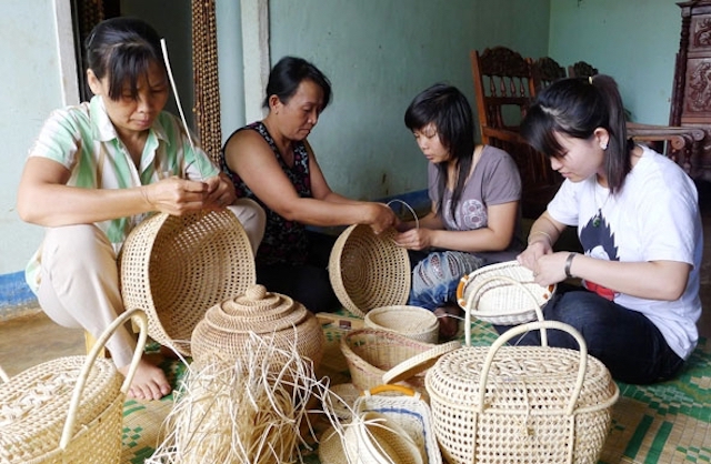 Hà Nội sẽ hỗ trợ truyền nghề thủ công mỹ nghệ, tiểu thủ công nghiệp cho 1.650 lao động nông thôn - Ảnh 1