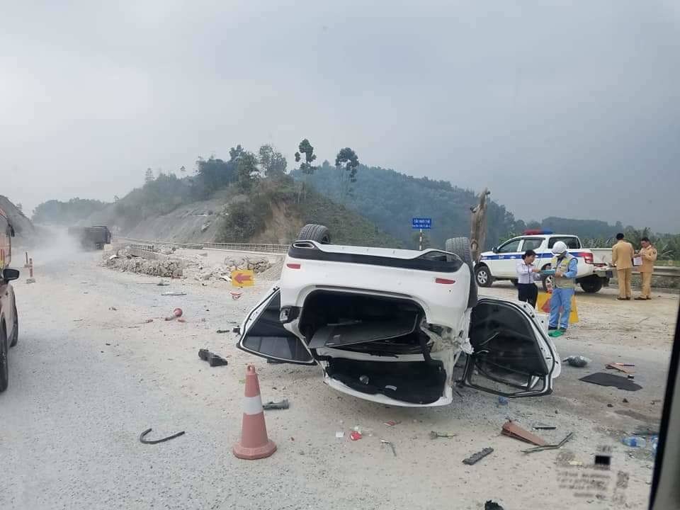Mazda 6 tai nạn trên cao tốc Nội Bài - Lào Cai, 3 người nhập viện - Ảnh 1