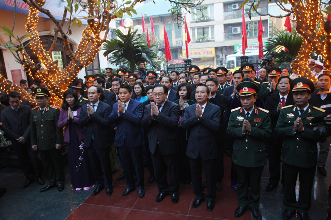 Đoàn đại biểu TP Hà Nội dâng hương tại Đài tưởng niệm Khâm Thiên - Ảnh 1