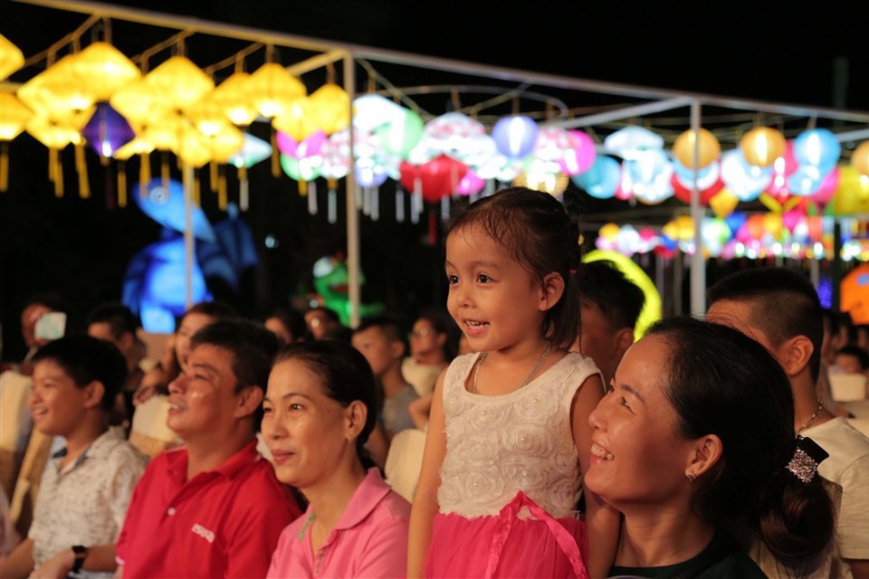 Trọng Nhân “quậy tưng bừng” tại Lễ hội đèn lồng lớn nhất Đà Nẵng - Ảnh 6