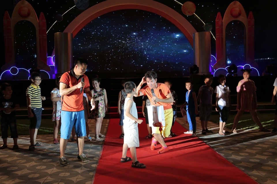 Trọng Nhân “quậy tưng bừng” tại Lễ hội đèn lồng lớn nhất Đà Nẵng - Ảnh 9