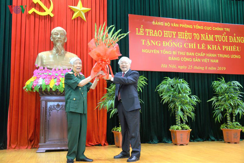 Trao Huy hiệu 70 năm tuổi Đảng tặng nguyên Tổng Bí thư Lê Khả Phiêu - Ảnh 3