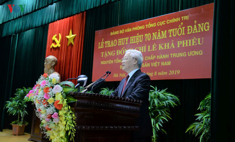 Trao Huy hiệu 70 năm tuổi Đảng tặng nguyên Tổng Bí thư Lê Khả Phiêu - Ảnh 2