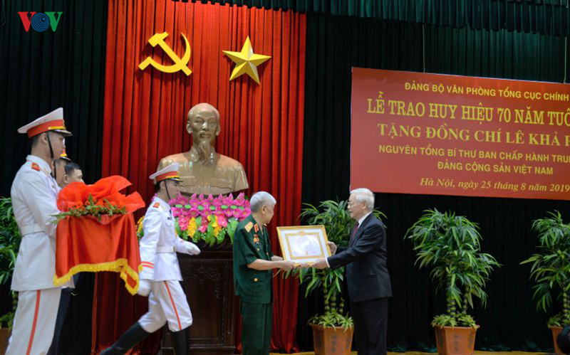Trao Huy hiệu 70 năm tuổi Đảng tặng nguyên Tổng Bí thư Lê Khả Phiêu - Ảnh 1