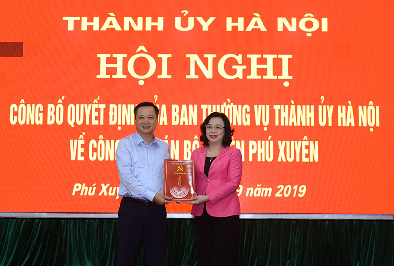 Phó Bí thư Thường trực Thành ủy Hà Nội trao quyết định về công tác cán bộ - Ảnh 2