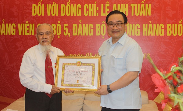 Đồng chí Lê Anh Tuấn nhận Huy hiệu 70 năm tuổi Đảng - Ảnh 1