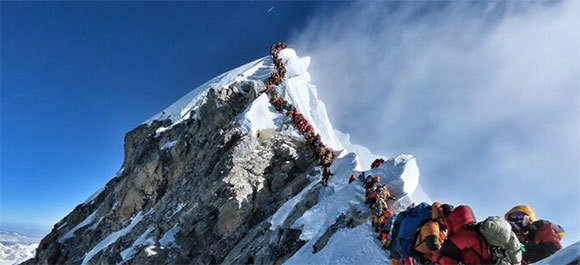 Người thứ 11 bỏ mạng ở Everest: Thương mại hóa nguy hiểm hơn tạo hóa - Ảnh 1