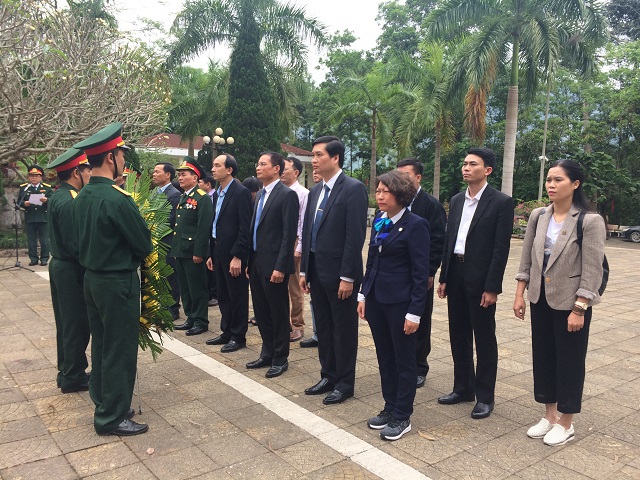 Đoàn đại biểu TP Hà Nội viếng Nghĩa trang liệt sỹ Quốc gia Vị Xuyên - Ảnh 1