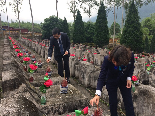 Đoàn đại biểu TP Hà Nội viếng Nghĩa trang liệt sỹ Quốc gia Vị Xuyên - Ảnh 2