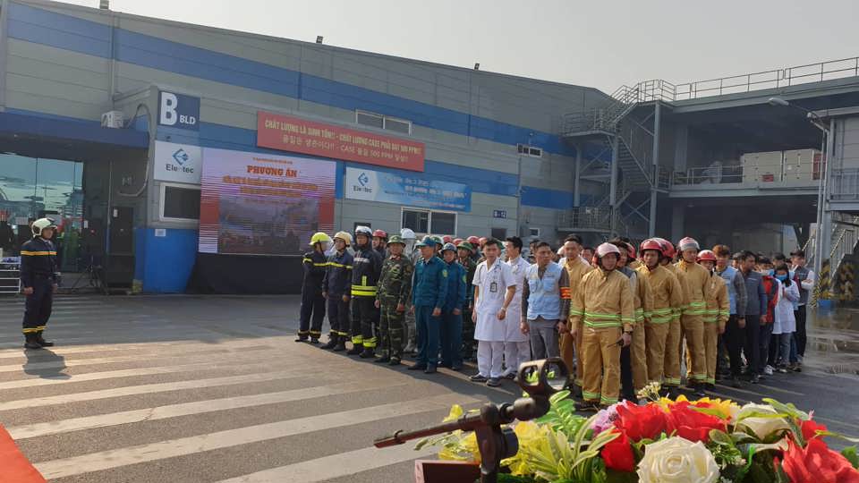 Cháy giả định ở Khu Công nghiệp Quang Minh, nhiều công nhân mắc kẹt được cứu thoát - Ảnh 2