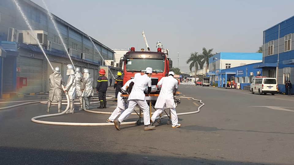 Cháy giả định ở Khu Công nghiệp Quang Minh, nhiều công nhân mắc kẹt được cứu thoát - Ảnh 7