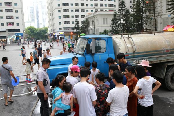 Hà Nội: Người dân Khu đô thị Linh Đàm lao đao vì nước có mùi lạ - Ảnh 1