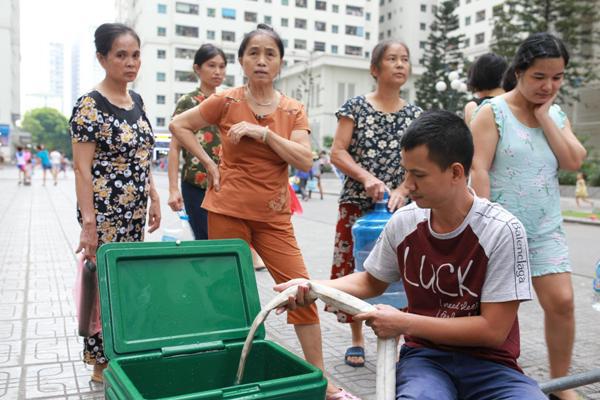 Hà Nội: Người dân Khu đô thị Linh Đàm lao đao vì nước có mùi lạ - Ảnh 4