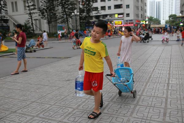 Hà Nội: Người dân Khu đô thị Linh Đàm lao đao vì nước có mùi lạ - Ảnh 5