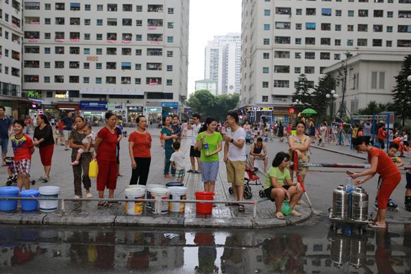 Vụ nước sạch Sông Đà bốc mùi khó chịu: Tiếp tục lấy mẫu xét nghiệm lần 2 - Ảnh 1