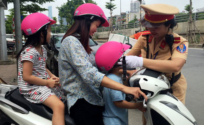 Hà Nội: CSGT tặng mũ bảo hiểm cho người vi phạm - Ảnh 3