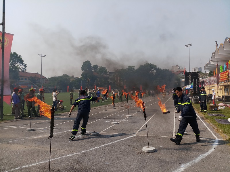 Quận Hai Bà Trưng: 40 đội thi sôi nổi tham gia Hội thi “Thể thao nghiệp vụ chữa cháy và cứu nạn, cứu hộ” - Ảnh 1