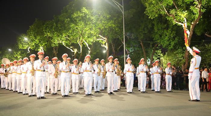 Người dân Thủ đô hào hứng với màn biểu diễn nhạc kèn ở phố đi bộ hồ Hoàn Kiếm - Ảnh 2