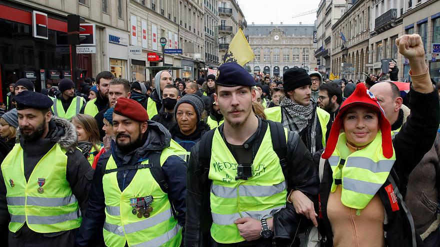 Bạo động lại đe dọa Paris do phong trào "Áo vàng" tăng nhiệt - Ảnh 1