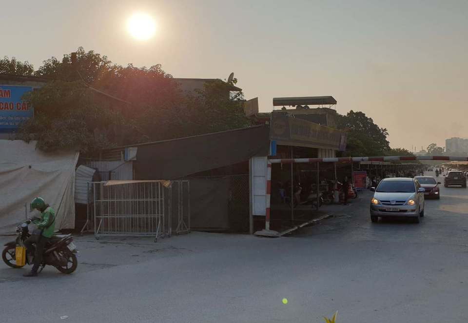 Sau khi công an xử lý, điểm rửa xe mất ATGT ở Phạm Văn Đồng lại hoạt động - Ảnh 1