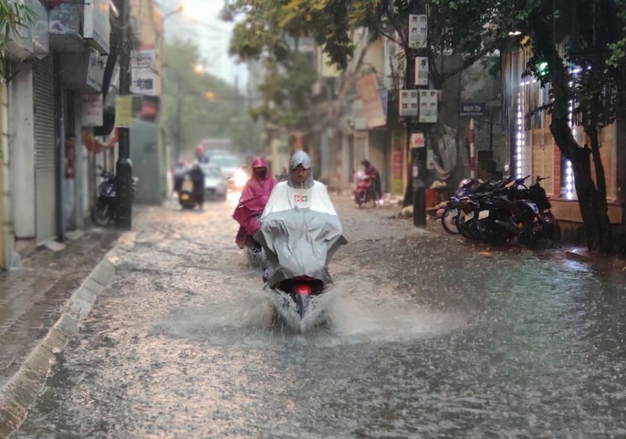 Mưa xối xả gây ngập một số tuyến phố trong nội thành Hà Nội - Ảnh 10