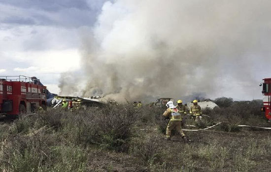 Hiện trường máy bay chở 101 người rơi ở Mexico, hơn 80 hành khách bị thương - Ảnh 1