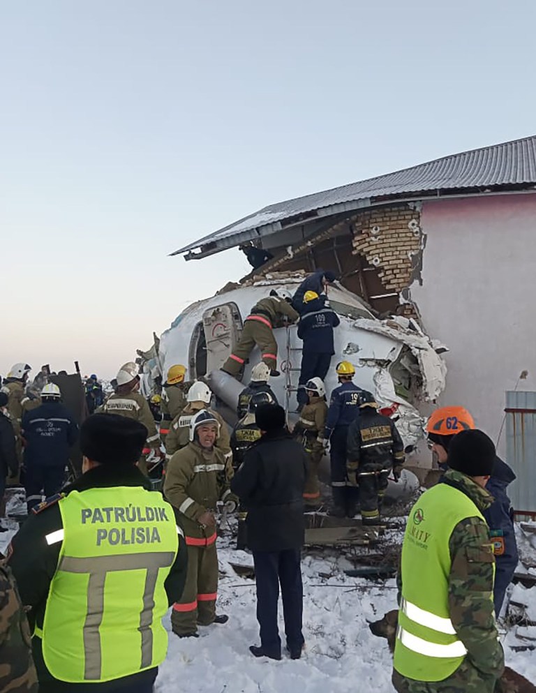 [Ảnh] Hiện trường tai nạn máy bay chở 98 người đâm sập nhà khi cất cánh - Ảnh 2