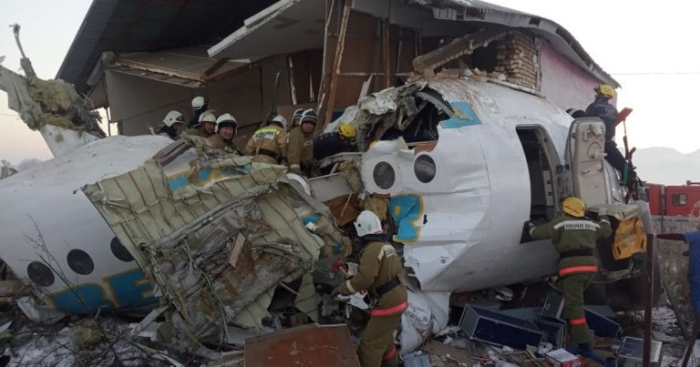 [Ảnh] Hiện trường tai nạn máy bay chở 98 người đâm sập nhà khi cất cánh - Ảnh 6