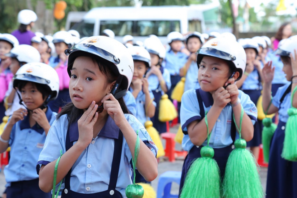 Tặng mũ bảo hiểm cho học sinh lớp 1 - Ảnh 1