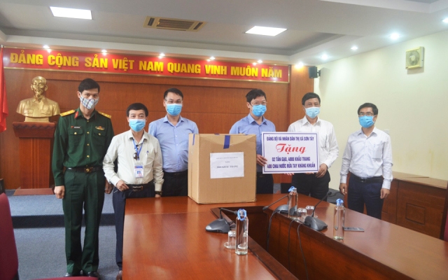 Huyện Mê Linh đã tiếp nhận gần 900 triệu đồng hỗ trợ phòng chống dịch Covid-19 - Ảnh 1