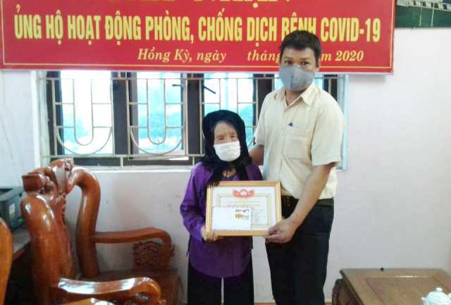 Huyện Sóc Sơn: Mẹ Việt Nam Anh hùng 100 tuổi ủng hộ tiền chống dịch Covid-19 - Ảnh 1
