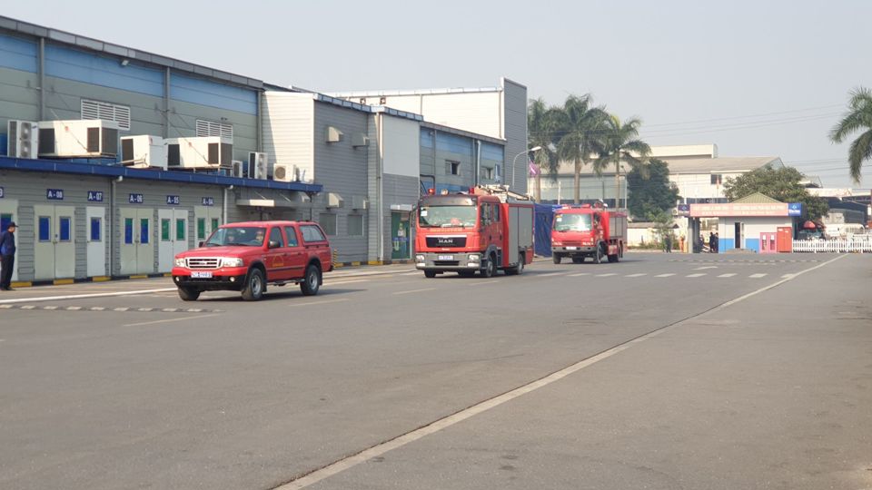 Cháy giả định ở Khu Công nghiệp Quang Minh, nhiều công nhân mắc kẹt được cứu thoát - Ảnh 4