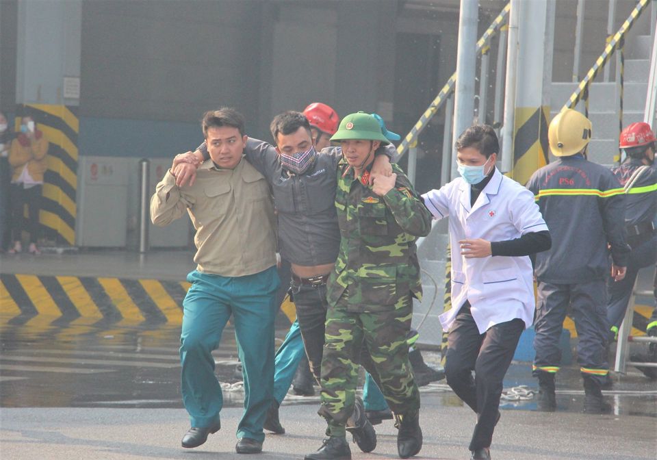 Cháy giả định ở Khu Công nghiệp Quang Minh, nhiều công nhân mắc kẹt được cứu thoát - Ảnh 5