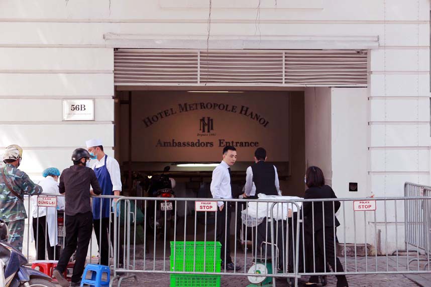 Hà Nội: Khách sạn Metropole tạm dừng hoạt động để phun thuốc khử khuẩn - Ảnh 3
