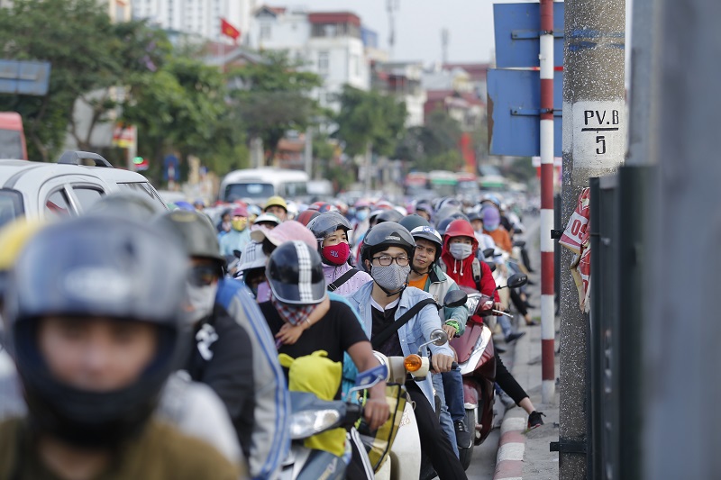 Dòng người đổ về Hà Nội sau nghỉ lễ, đường phố ùn tắc nghiêm trọng - Ảnh 22
