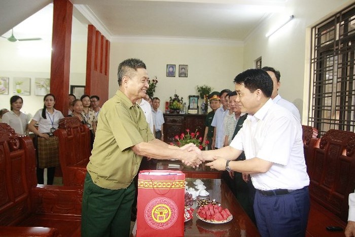 Chủ tịch Nguyễn Đức Chung thăm hỏi gia đình chính sách tiêu biểu - Ảnh 2