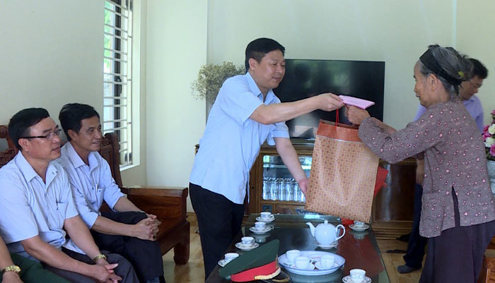 Huyện Ứng Hòa: Nhiều hoạt động thiết thực tri ân gia đình chính sách - Ảnh 2