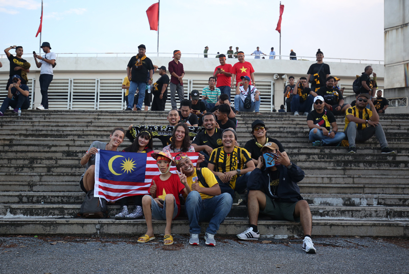 [Ảnh] CĐV Malaysia "khác thường" trước trận đấu với ĐT Việt Nam - Ảnh 3