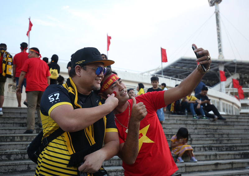 [Ảnh] CĐV Malaysia "khác thường" trước trận đấu với ĐT Việt Nam - Ảnh 5