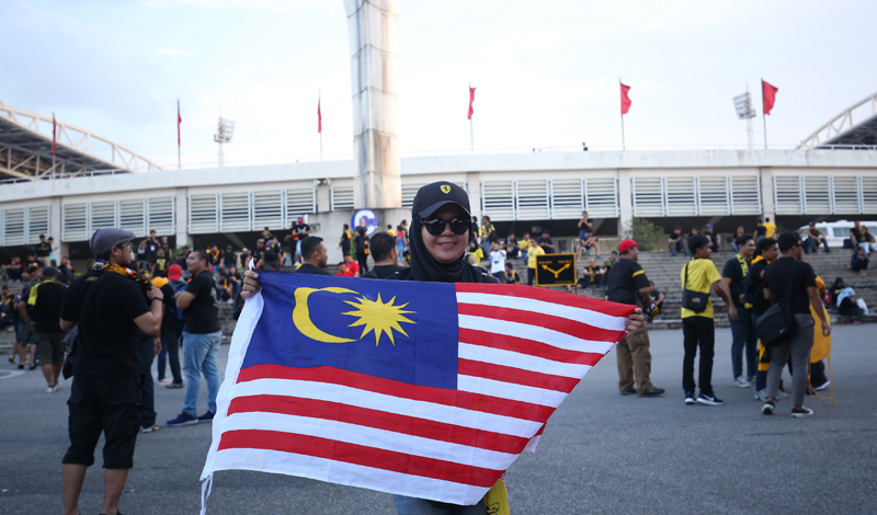 [Ảnh] CĐV Malaysia "khác thường" trước trận đấu với ĐT Việt Nam - Ảnh 7