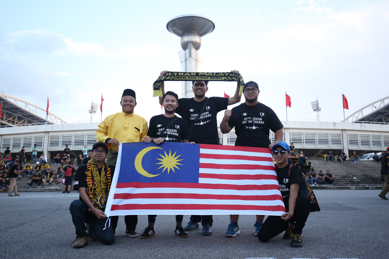 [Ảnh] CĐV Malaysia "khác thường" trước trận đấu với ĐT Việt Nam - Ảnh 8