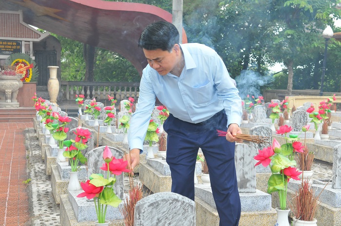 Đoàn công tác Ban Thường vụ Thành ủy Hà Nội tri ân các anh hùng liệt sỹ tại nghĩa trang Trường Sơn và Đường 9 - Ảnh 5