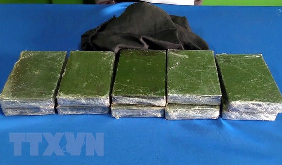 Công an Lào Cai bắt 2 đối tượng vận chuyển trái phép 23 bánh heroin - Ảnh 1
