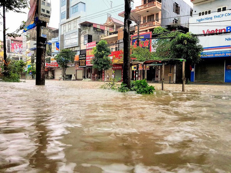 Hà Nội hỗ trợ 800 triệu đồng cho 4 tỉnh bị thiệt hại do mưa lũ - Ảnh 1