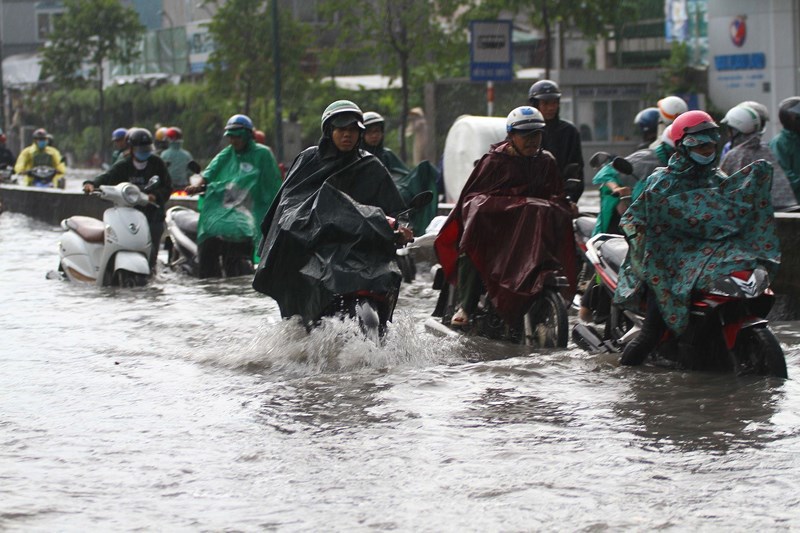 Nguy cơ bão chồng bão trên biển, các tỉnh Bắc Bộ tiếp tục nắng nóng gay gắt - Ảnh 1