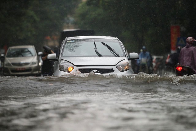Trận mưa lớn giữa trưa khiến nhiều tuyến phố Hà Nội ngập sâu - Ảnh 3